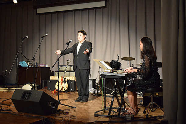 Peter Zhang sings opera at FSSI event.