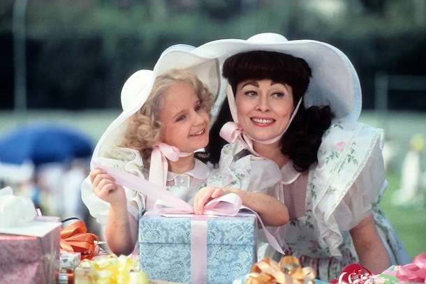 Faye Dunaway and Mara Hobel on the set of "Mommie Dearest." Photo by Michael Ochs Archives/Getty Images.